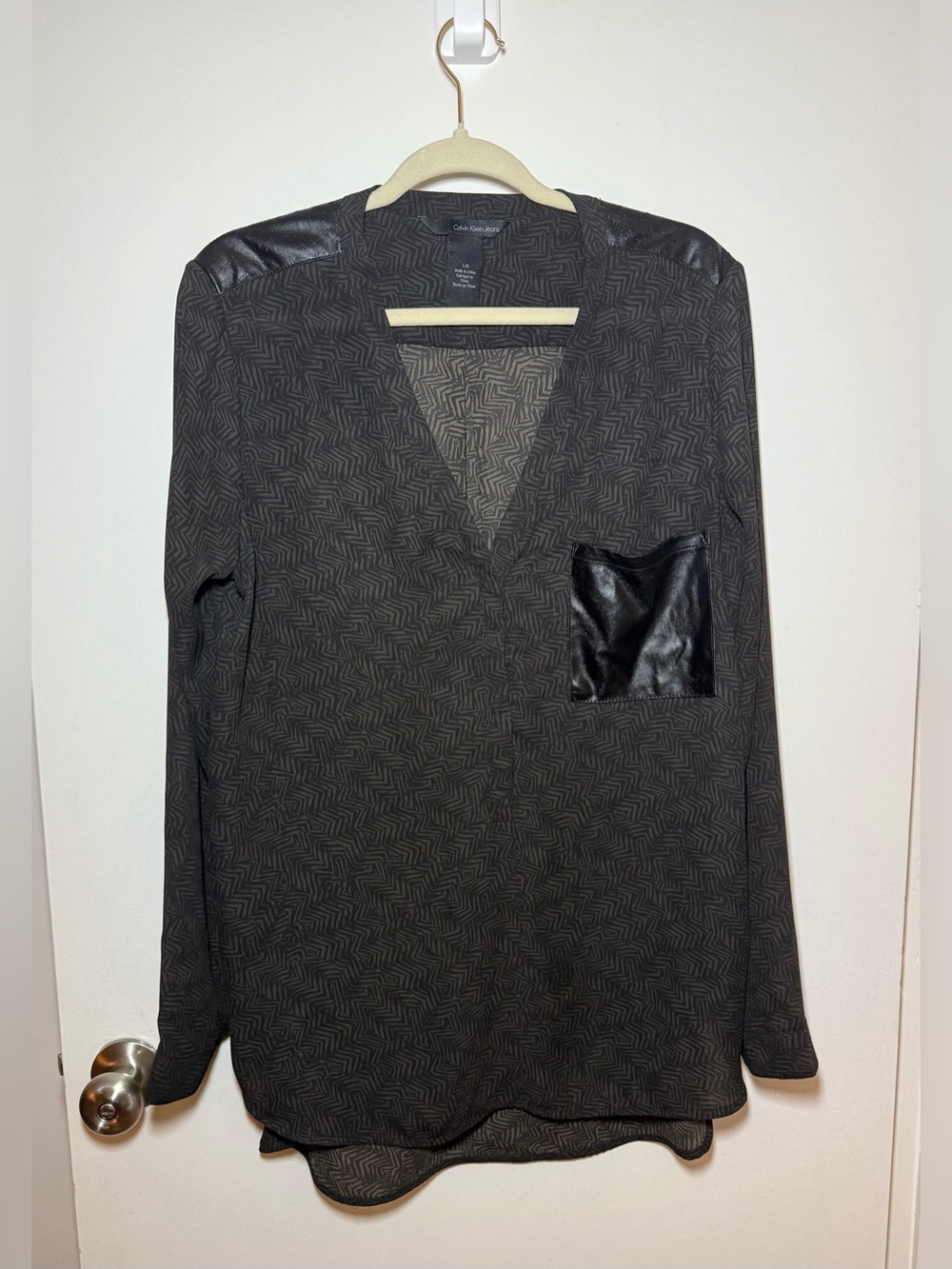 Calvin Klein Jeans Women's Geometric V-Neck Long Sleeve Blouse Faux Leather L